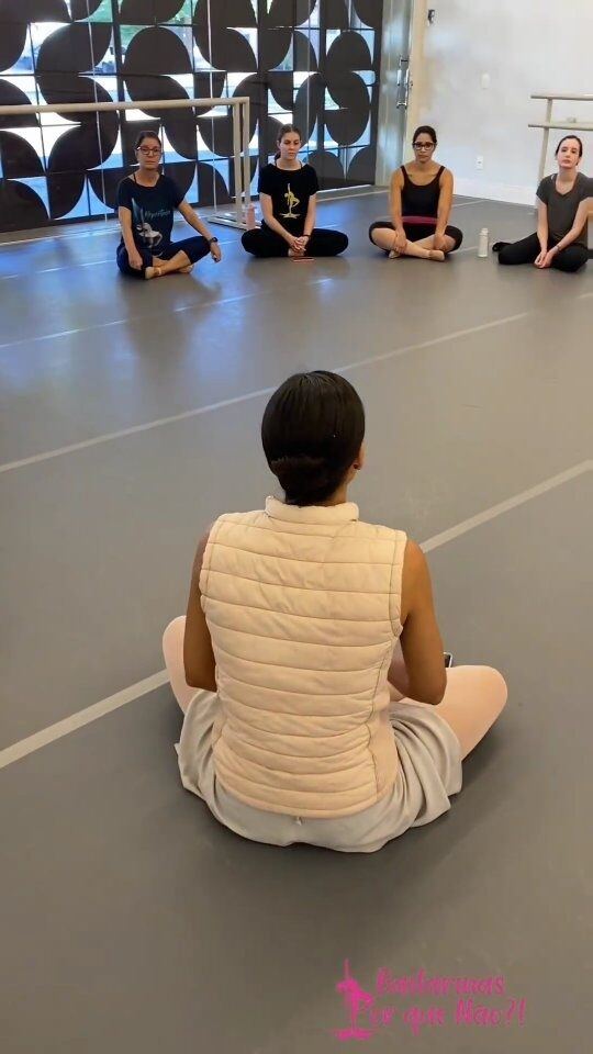 Porque dançar vai muito alem da técnica...
TBT da aula complementar sobre a "Etiqueta do Ballet", com a professora de Ballet, bailarina e fisioterapeuta Déborah Bicca.
 

Video: @leonardomiotti