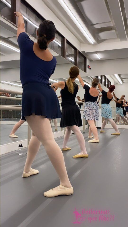 Deixe o sedentarismo de lado e resgate a dança na sua vida!
Ballet Adulto Iniciante II para alun@s com conhecimento mediano da técnica.
Dançar, além de ser uma prática deliciosa que trabalha todo o corpo de forma integrada, ainda melhora sua autoestima e  seu raciocínio.
Às segundas e quartas, das 18h30 às 20h, com a bailarina, professora e coreógrafa Daniela Reinecke.
Informações: 61 98299 3402

Matrícula zero para mães entre 6 e 11/5. Aproveite!

Vídeo: @leonardomiotti

#bailarinasporquenao
#bpn
#balletadultoembrasilia
#promoçãododiadasmães