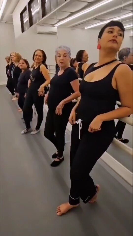 Mergulhe de cabeça na Silver Dance, a turma de Jazz feita sob medida para mulheres 60+.
Todas as quintas, das 17h às 18h, na Escola Bailarinas Por que Não?!
Informações: 61 98299 3402 e 98213 3402
Estamos na 503 Sul - acesso pela W2

#bailarinasporquenao
#bpn
#silverDance
#jazz60+